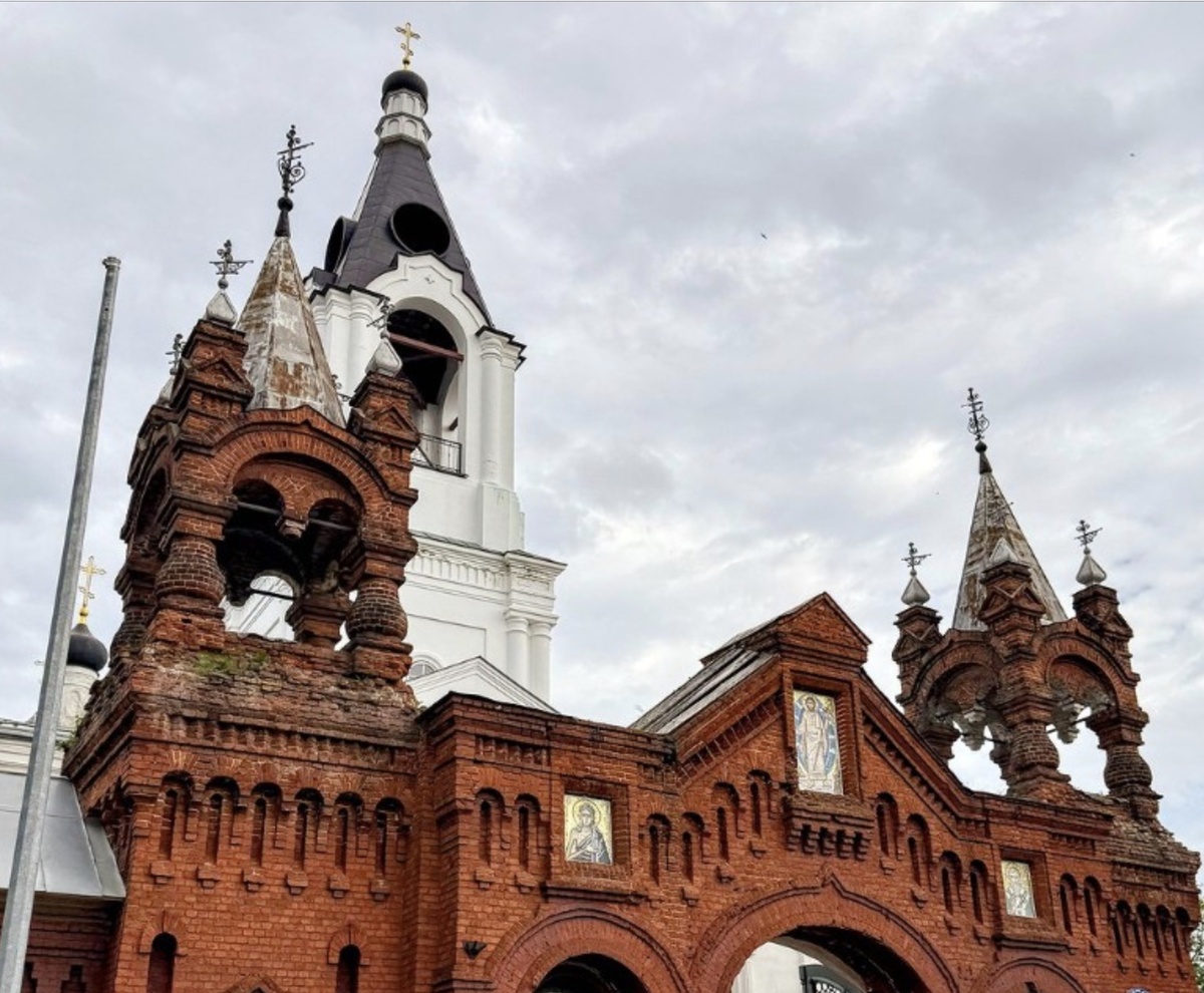 Вход на территорию Свято-Троицкого женского монастыря