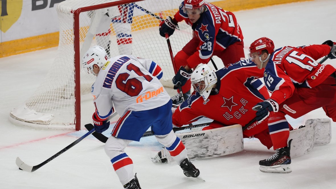    Нападающий СКА Марат Хайруллин забивает гол ЦСКА в матче КХЛ 24 ноября.Александр Федоров