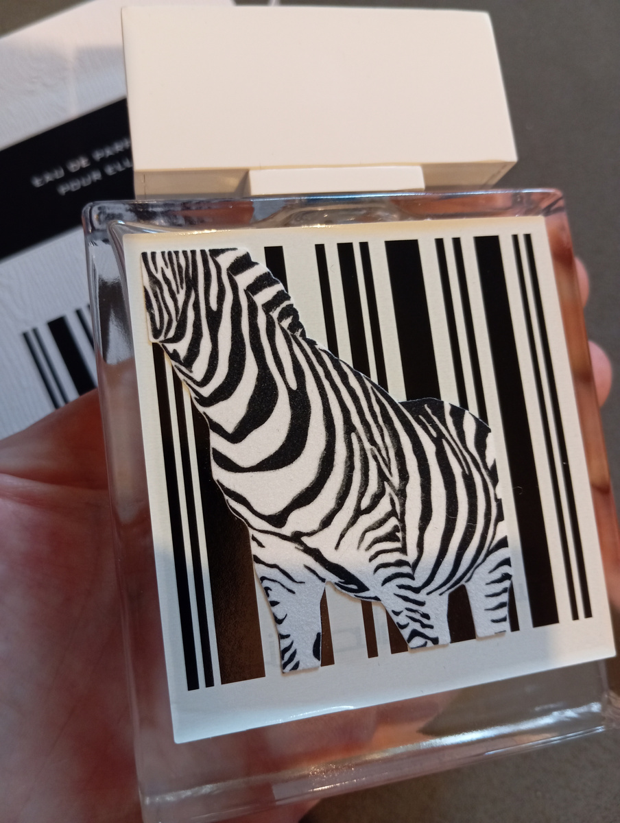 Флакон (фото автора). Полоски на шкурке зебры поокрыты пушистым флоком.