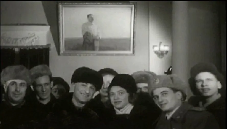 Зрители в фойе кинотеатра.
Источник: bryansku.ru