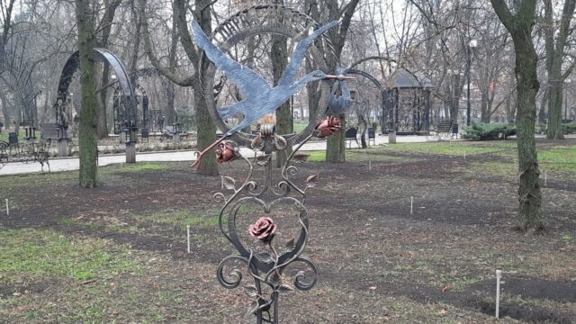    В октябре был «прилёт» в Парк кованых фигур. Это самый центр города.