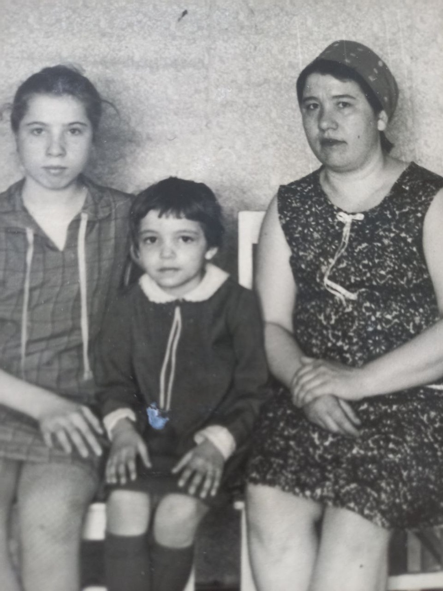 Старшая сестра, я, мама