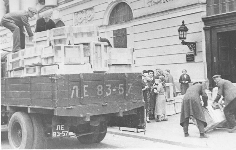    Эвакуация особо ценных фондов Государственной публичной библиотеки им. М.Е. Салтыкова-Щедрина  Уткин Б./Госкаталог/Санкт-Петербургское ГБУК "Государственный мемориальный музей обороны и блокады Ленинграда"