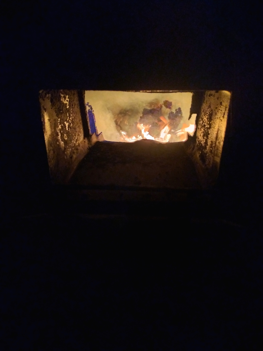 Вагонная печь горит