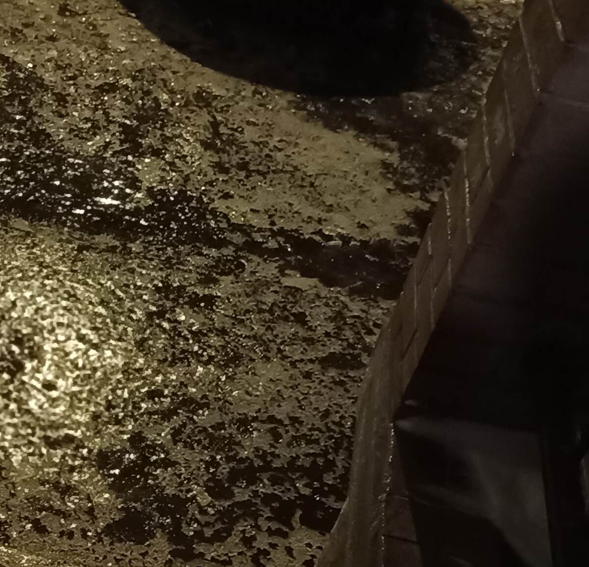 Выход из подъезда весь во льду((