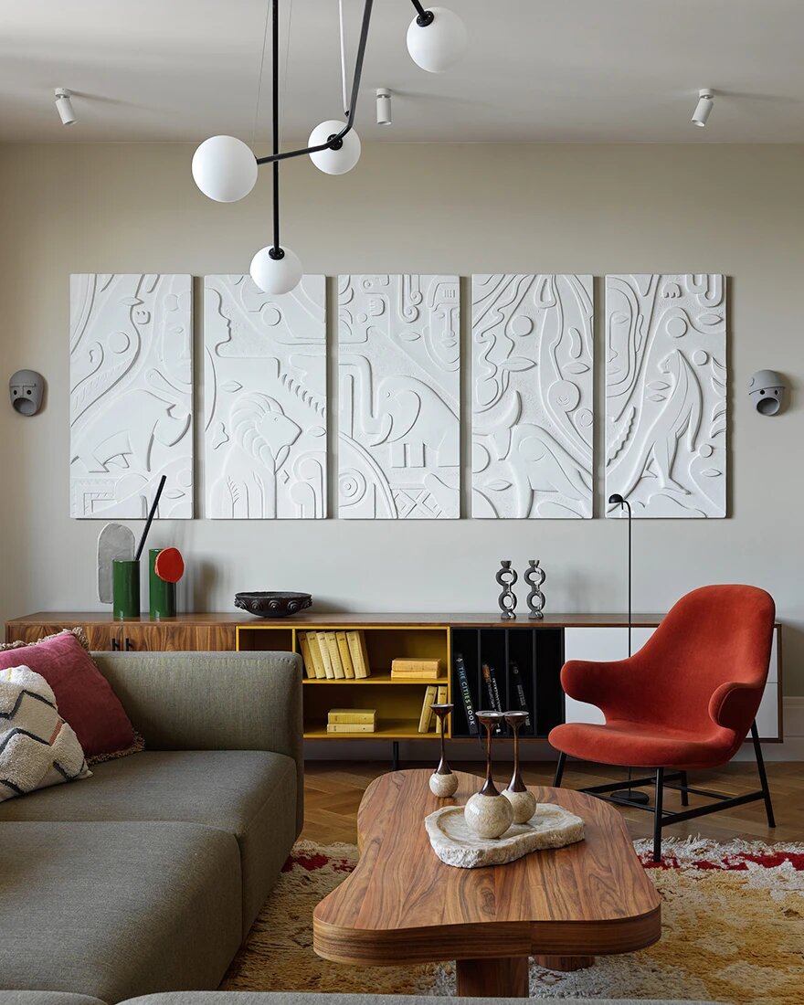 Интерьер с этническим гипсовым панно и винтажным ковром Boujaad