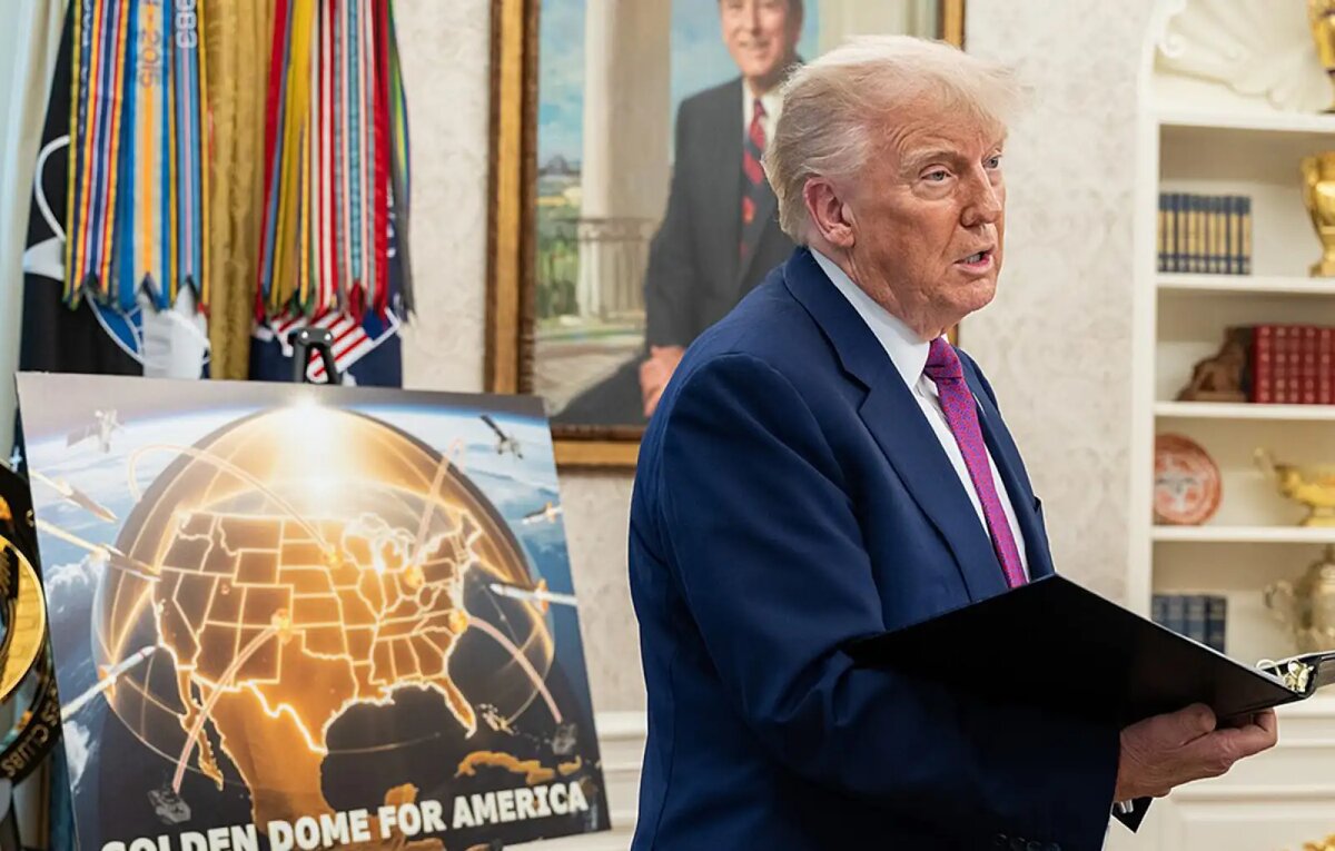    Президент США Дональд Трамп с постером программы «Золотой купол». © ru.wikipedia.org