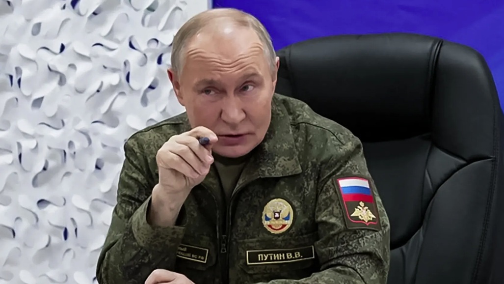 Владимир Путин посещает командный пункт «Западной группы войск» © AFP