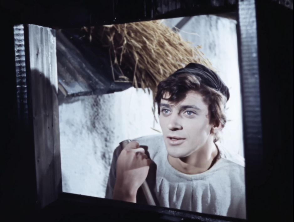 Георгий Лапето в роли горбуна-метельщика Караколя