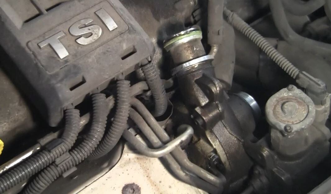 Эту фотографию я сделал уже в нашей сервисной зоне. С турбины сняты патрубки.