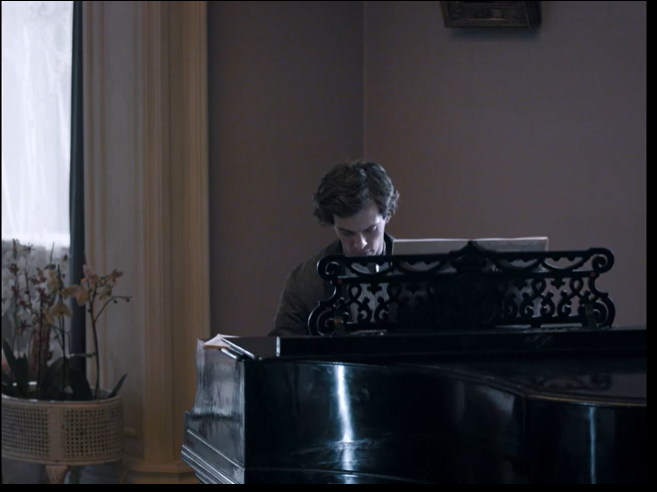 Пианиста Тихомирова сыграл Никита Каратаев. 1 серия