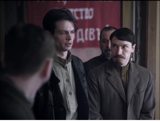 Тихомиров: "Это я написал листовку. Это моя идея." Тихомиров признается Ленину, что это он написал листовку с призывом к восстанию. Точно неизвестно, кто кинул в массы тогда воззвание - Сталин или Багдатьев, а их бессмысленно вписывать в прототипы пианиста. Главное, что режиссер затушевывает (не озвучивает) ту мысль, что Ленин был  тогда против восстания, поскольку на фронте шло наступление против немцев, а Владимир Ильич не хотел  прослыть национал-предателем. Большевики ждали провала военных планов Керенского, а тут не вовремя восстание. В роли Подвойкого - Алексей Кирсанов.10 серия