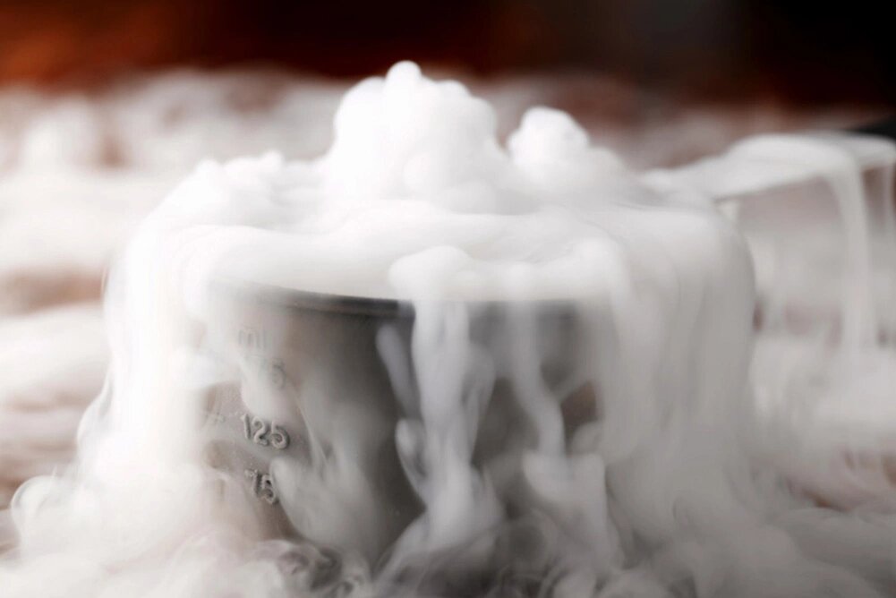 Сухой лед "выстреливает" паром или "сублимация сухого льда"