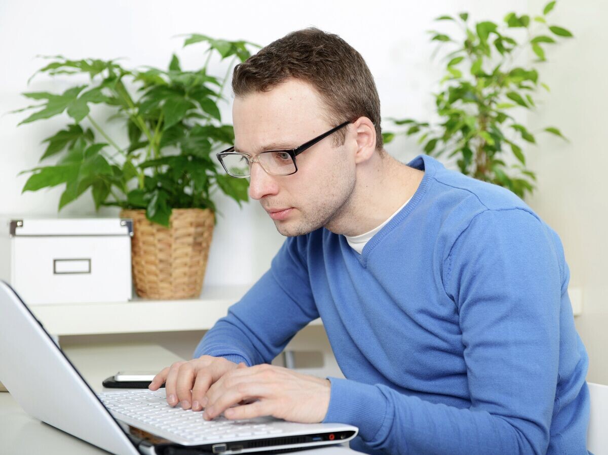    Мужчина работает за компьютером© Fotolia / masterloi