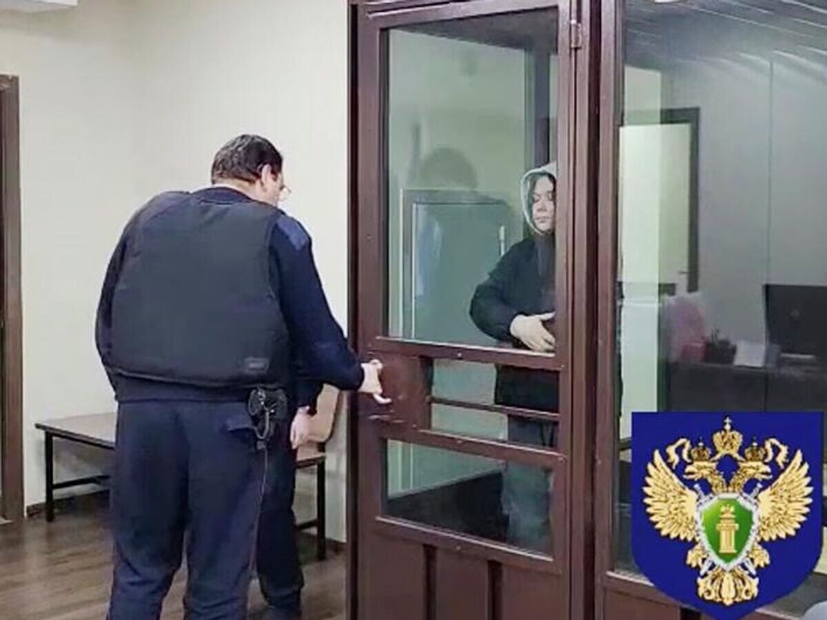   Женщина, обвиняемая в убийстве своего малолетнего сына, во время избрания меры пресечения в суде© Прокуратура Московской области