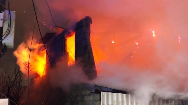     Площадь пожара составила 80 квадратных метров