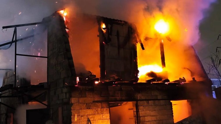    В поселке Совхозный сгорел автосервис