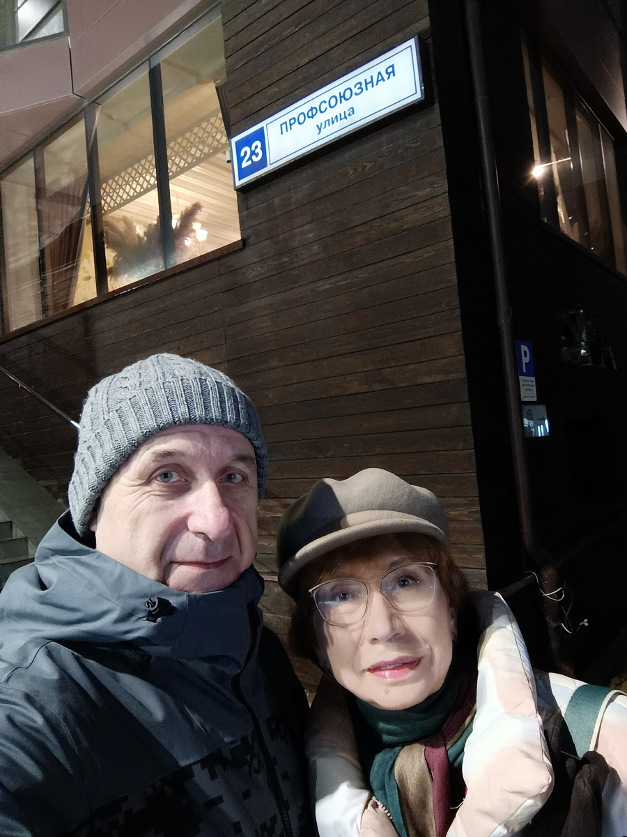 Мы вечером у входа в отель