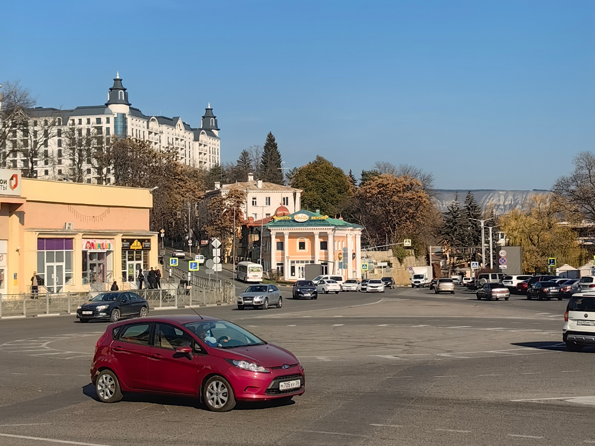 Октябрьская площадь Кисловодска. Фото автора