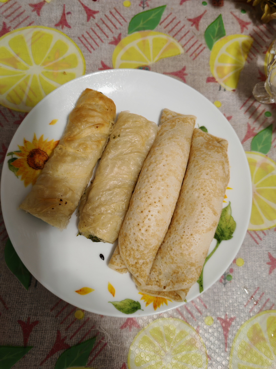 2 блина с творогом и фило-тесто с сырно-шпинатной начинкой. Двойной эспрессо. 