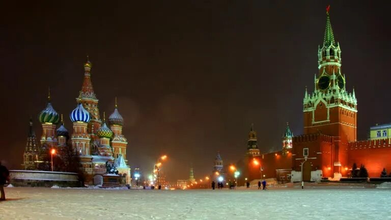 Зимняя сказка: панорама Красной площади в вечерней подсветке. 