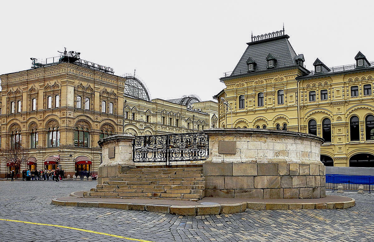 Сегодня Лобное место является историческим памятником и частью архитектурного ансамбля Красной площади.