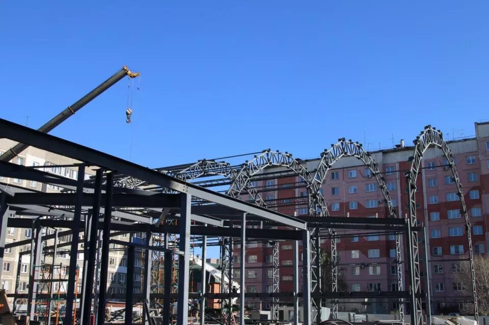    строительство модульного бассейна в Бийске. Источник: телеграм-канал мэра Бийска Виктора Щигрева