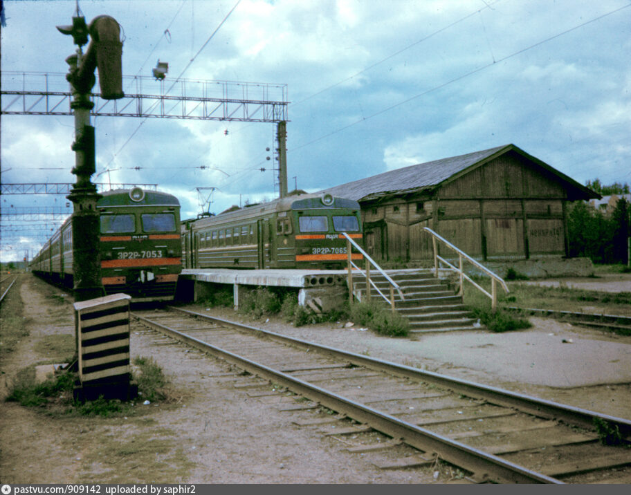 ЭР2Р на станции Савёлово. Фото 2000 года с сайта pastvu.com