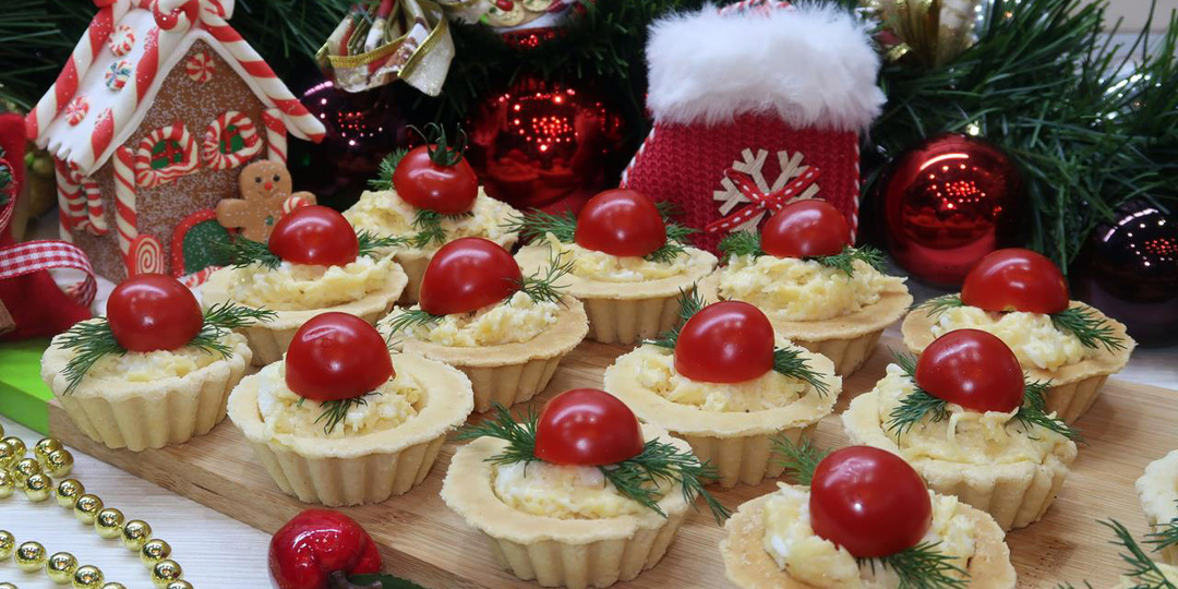 Тарталетки с сыром и помидорами черри на новогодний стол