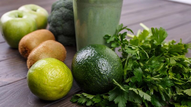     Смузи с яблоками, киви, лаймом, брокколи, петрушкой и авокадо. Фото: ru.freepik.com, автор v.ivash.