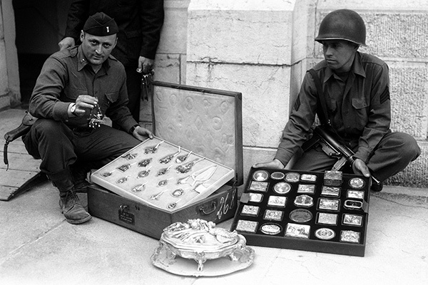 Но продовольствие продовольствием, а в Германии были вещи поинтереснее. 