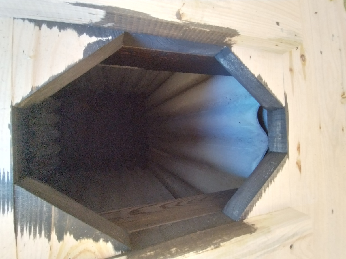 Чтобы яма не осыпалась, укрепили ее листами шифера.