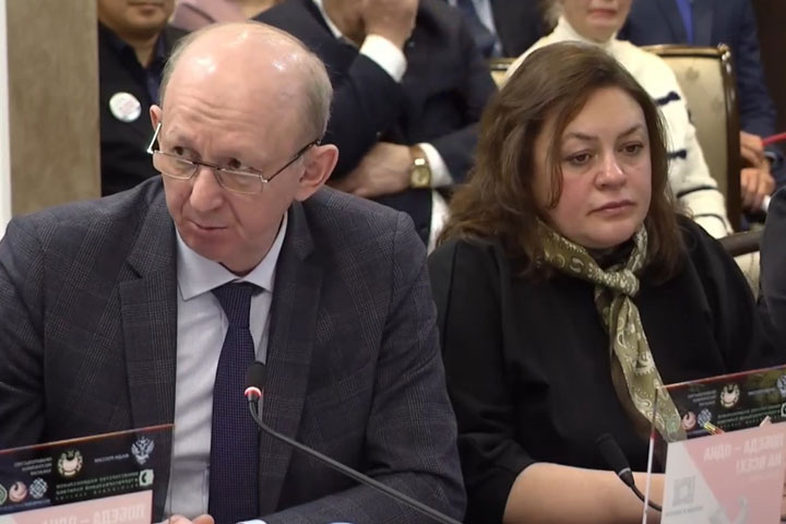 На фото первый заместитель министра ЖКХ и энергетики Хакасии Анатолий Безлепкин и глава Черногорска Елена Гопина. Скриншот онлайн-трансляции заседания правительства Хакасии, vk.com/konovalov1917
