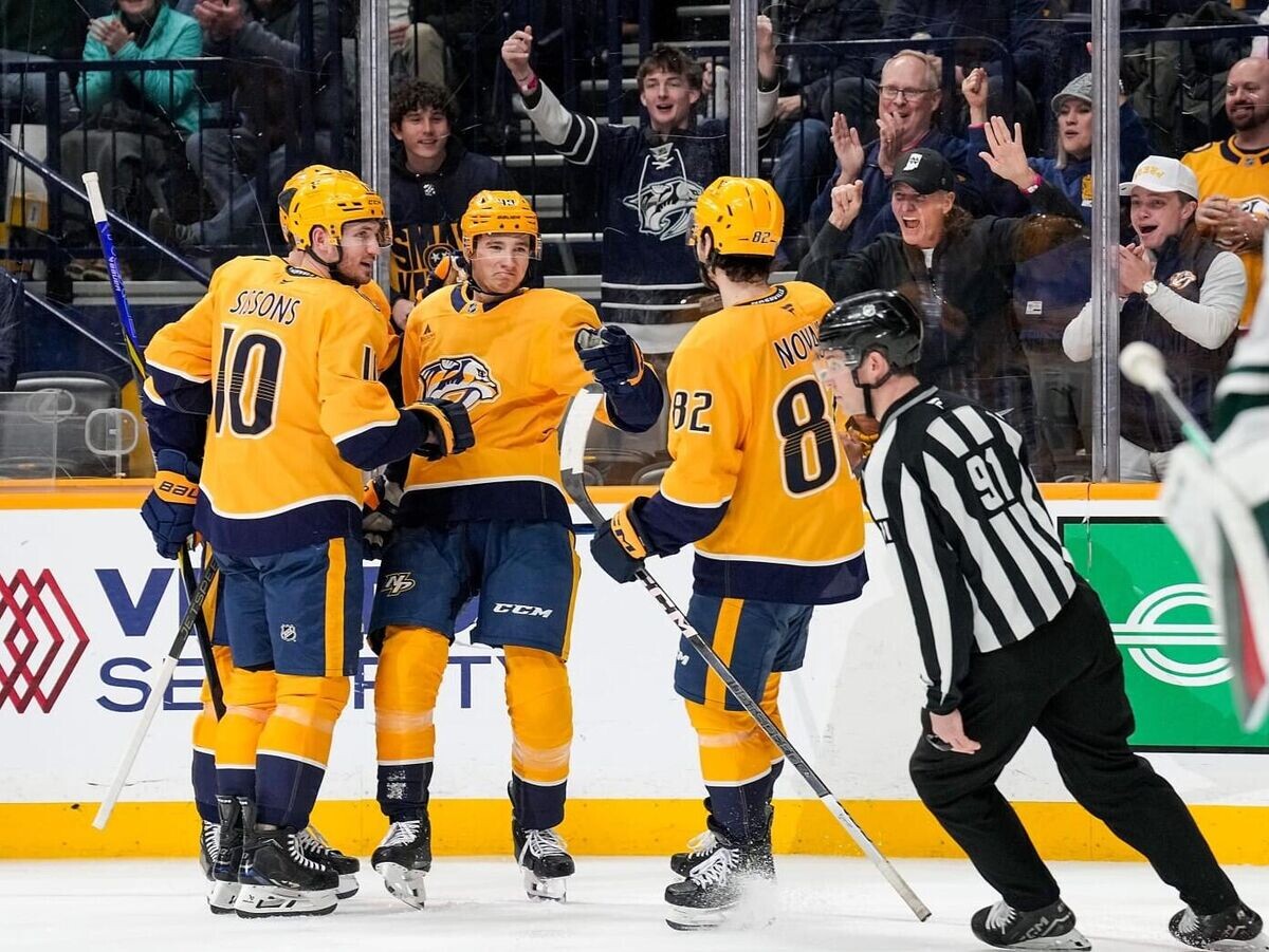    Хоккеист "Нэшвилл Предаторз" Федор Свечков (по центру) празднует гол© Фото : nhl.com/predators