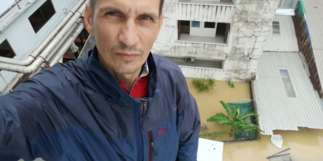 ЖЕНЯ ЗАБЛОКИРОВАН В НОМЕРЕ ОТЕЛЯ: ВОДА С ЧЕТЫРЕХ СТОРОН