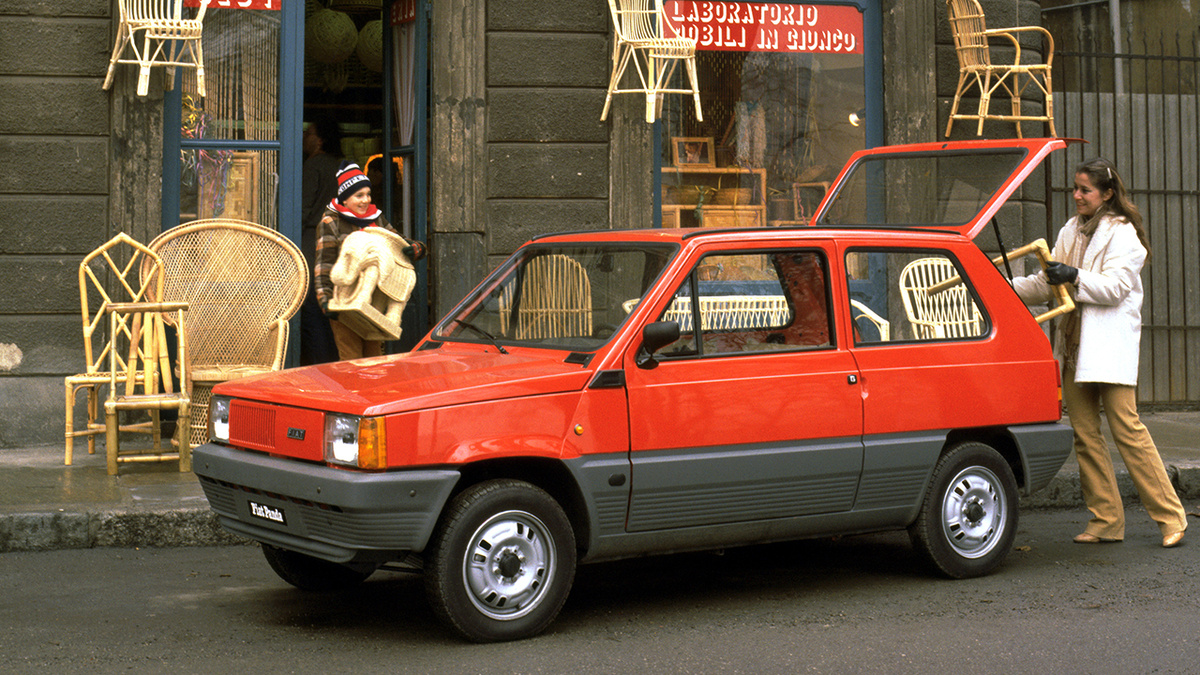 Не в последнюю очередь успеху Панды способствовал практичный салон, объем которого, в случае сложенных задних сидений, достигал 1000 л