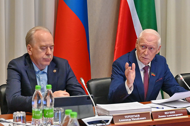    Якунин бодро сообщил, что доходы татарстанского бюджета увеличиваются на 54 с лишним миллиарда рублей, в основном за счет поступлений из федерального бюджета.   
Фото: gossov.tatarstan.ru