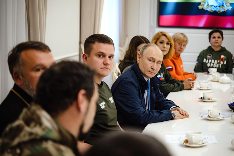    Владимир Путин продвигает две идею создания «новой элиты», в которую предлагается включить участников СВО.   
Фото: kremlin.ru