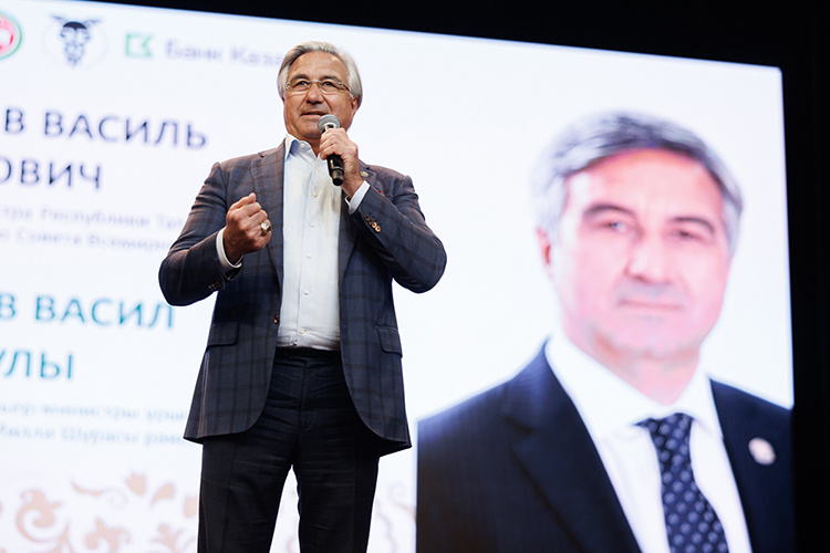    Вице-премьер РТ, глава нацсовета «Милли шура» Василь Шайхразиев отметил, что в нынешнее непростое время татарским бизнесменам надо держаться вместе