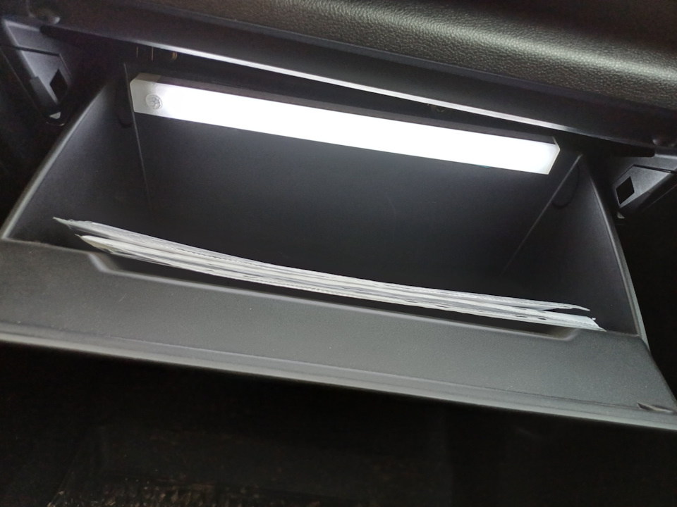 Лампочку можно подобрать в размер ящика и получить ровную подсветку по всей площади