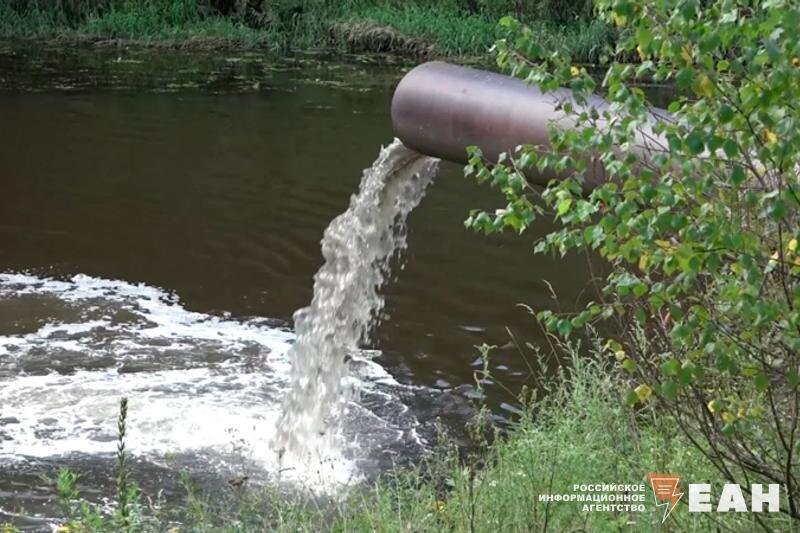    ЕАН. Вода из трубы стекает в водоем