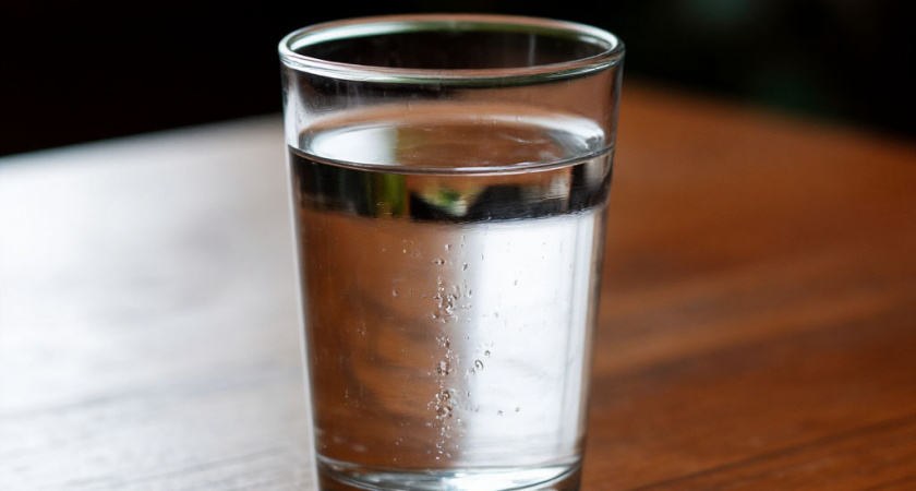    Ученые ответили на наболевший вопрос: так ли полезен утренний стакан воды или это скрытая угроза для здоровья