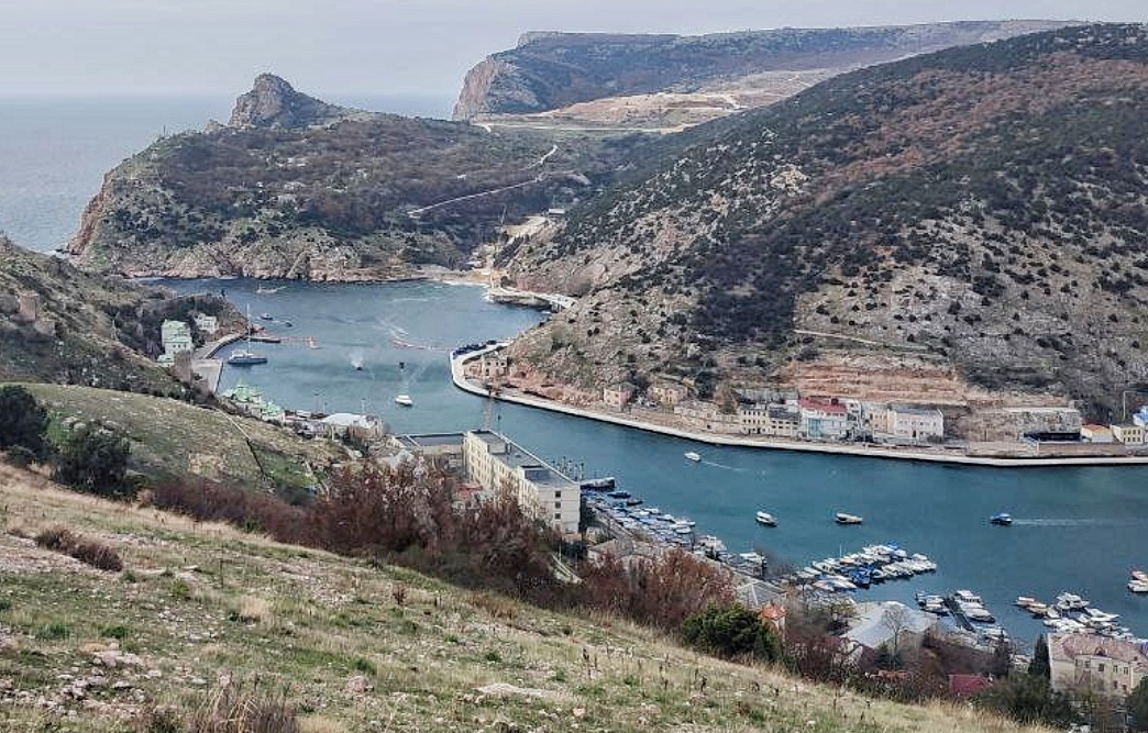 Испокон веков в этой гавани искали убежища от морских бурь все те, кто когда-либо странствовал по неспокойным черноморским водам. 