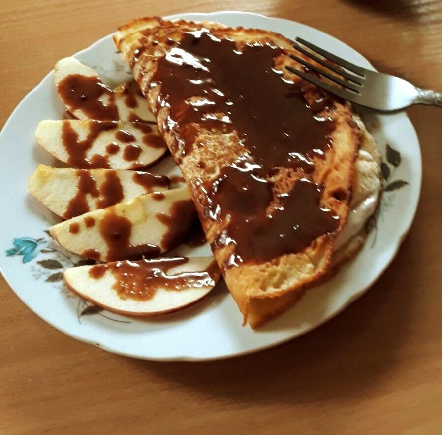 О́всяный блин со сметаной и творогом +яблоко ,политый растопленным темным шоколадом .