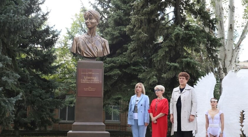 Открытие памятника в Луганске. Фотография из СМИ. Взята в качестве образовательного материала. Все права на фотографию принадлежат их авторам.