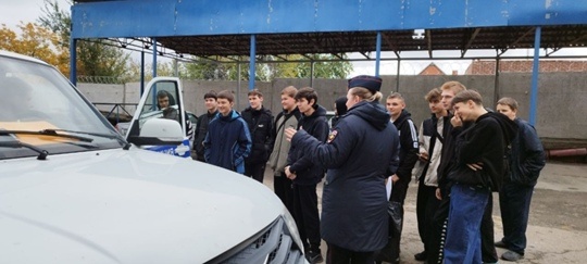    На экскурсии в отделе полиции "Наша газета"