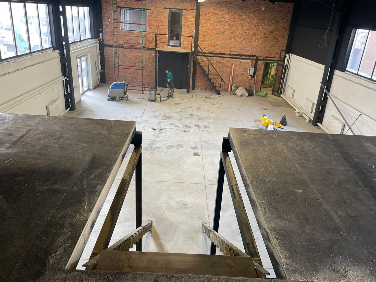 Компания МОЙКРАС.РФ проводит уборку в магазине Красноярска