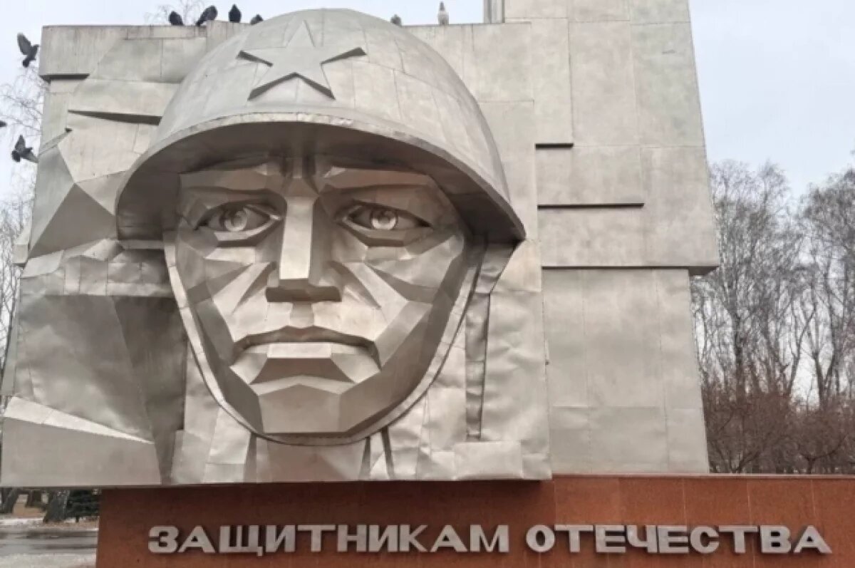    В Челябинске отреставрировали памятник тракторозаводцам-фронтовикам