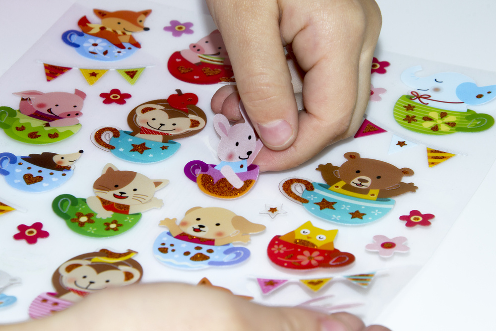 Dmytro Yashchuk / Shutterstock / FOTODOM📷Всем детям, которые отгадывали загадки, можно вручить небольшой подарок, например, наклейки