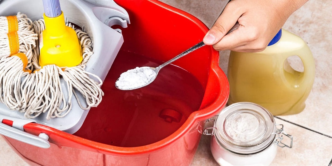 Зачем обязательно нужно добавлять соль в воду при мытье полов.